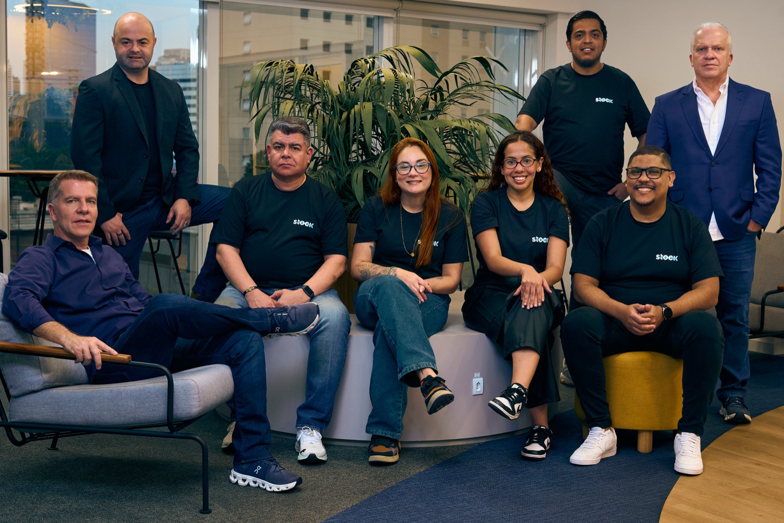 Equipe corporativa reunida em ambiente de trabalho, registrada pelo Studio MMF